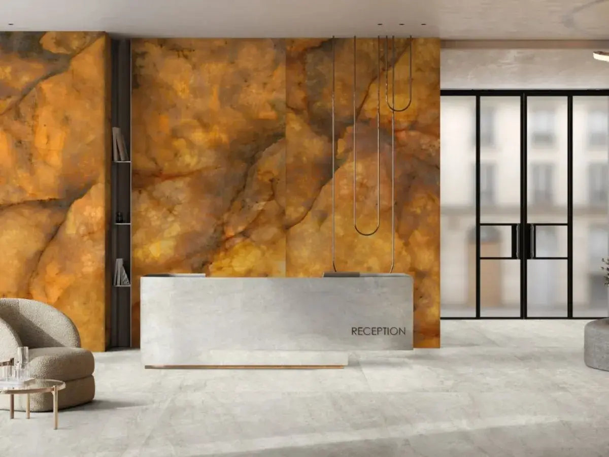Lobby moderno con reception e parete in pietra retroilluminata. Le piastrelle grandi formati opinioni sono eccellenti per un look di lusso.