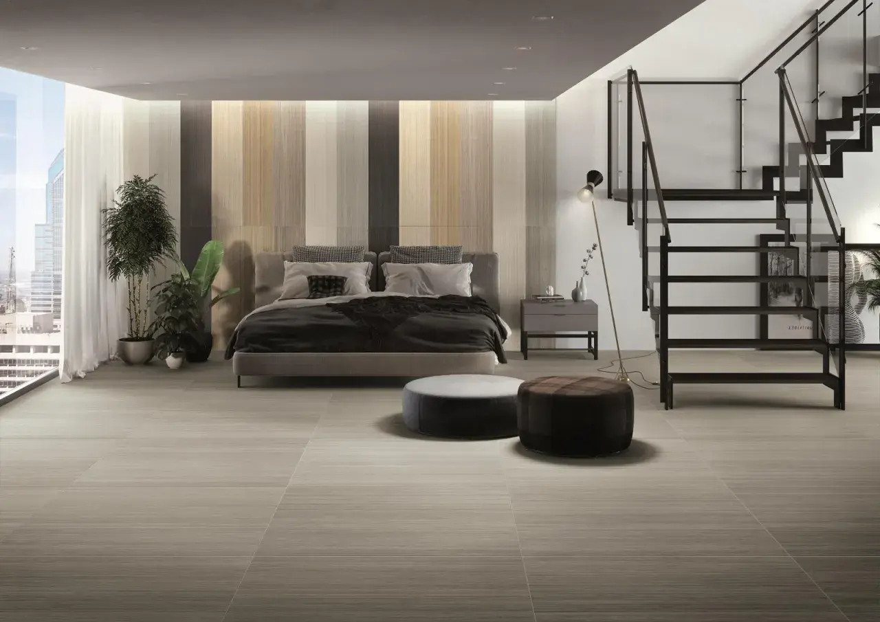 Camera da letto moderna con letto king-size, scala in metallo e un elegante pavimento facile da pulire.