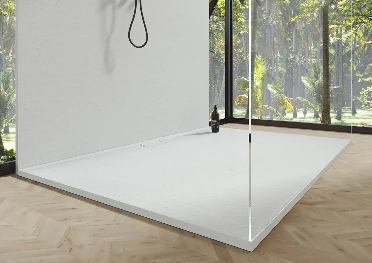 Piatto doccia bianco minimalista, con texture antiscivolo, il miglior materiale piatto doccia per un bagno moderno con vista tropicale.