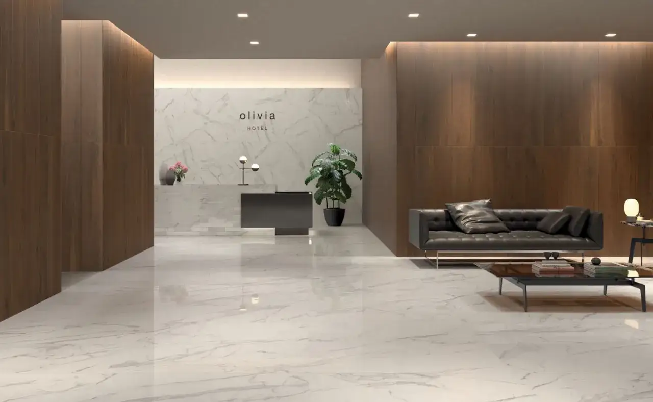 L'hotel Olivia accoglie i visitatori con un'elegante hall dove le lucide piastrelle in marmo bianco riflettono la luce, creando un'atmosfera di lusso.