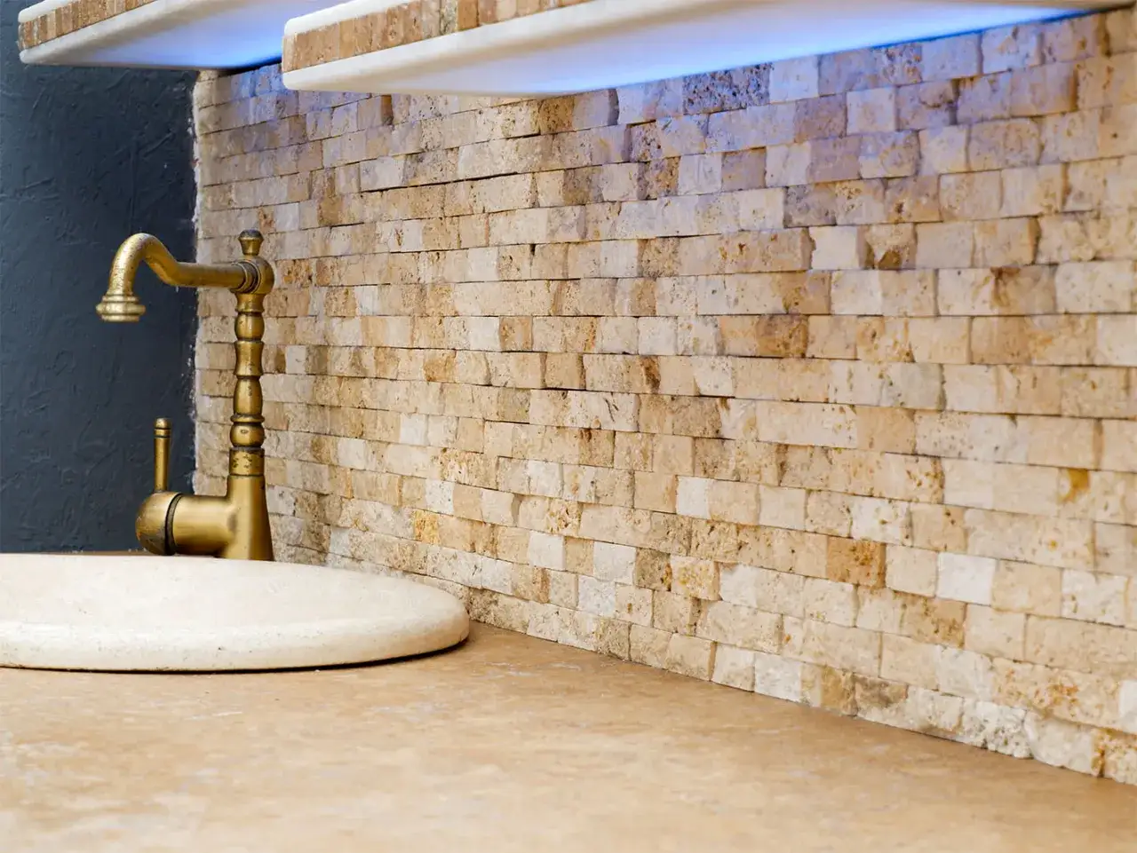 Splendide idee piastrelle doccia in travertino, con rubinetteria in ottone e illuminazione led.
