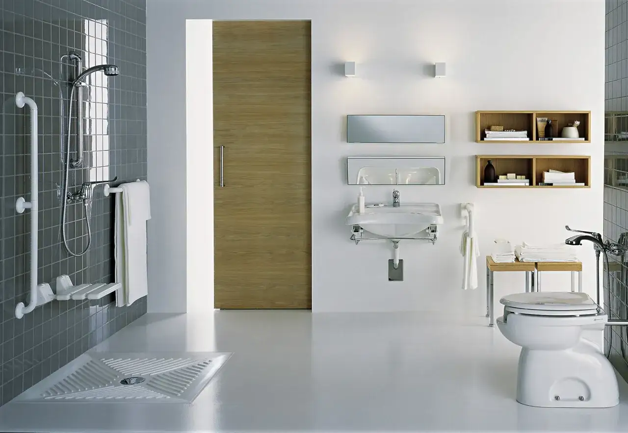 Bagni per disabili con doccia, lavabo e WC accessibili. Maniglioni di sostegno e sedile doccia pieghevole garantiscono sicurezza e comfort.