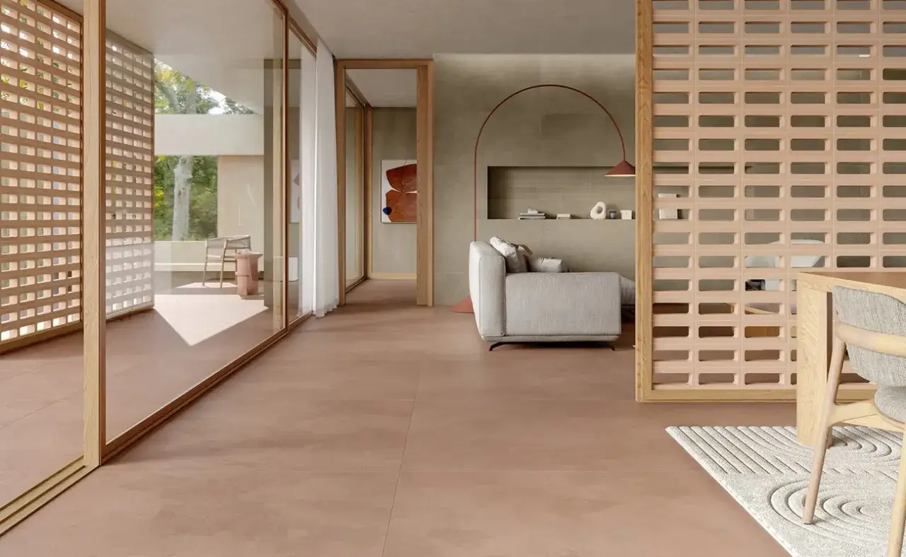 Pavimenti in terracotta per una domus moderna, con soggiorno e zona pranzo separate da divisori in legno.
