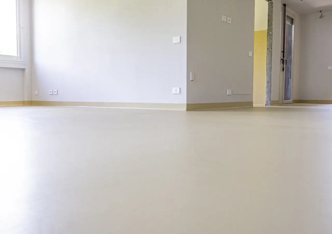Pavimento liscio e luminoso, appena posato, pronto per accogliere la vernice per PVC che lo render&agrave; perfetto.