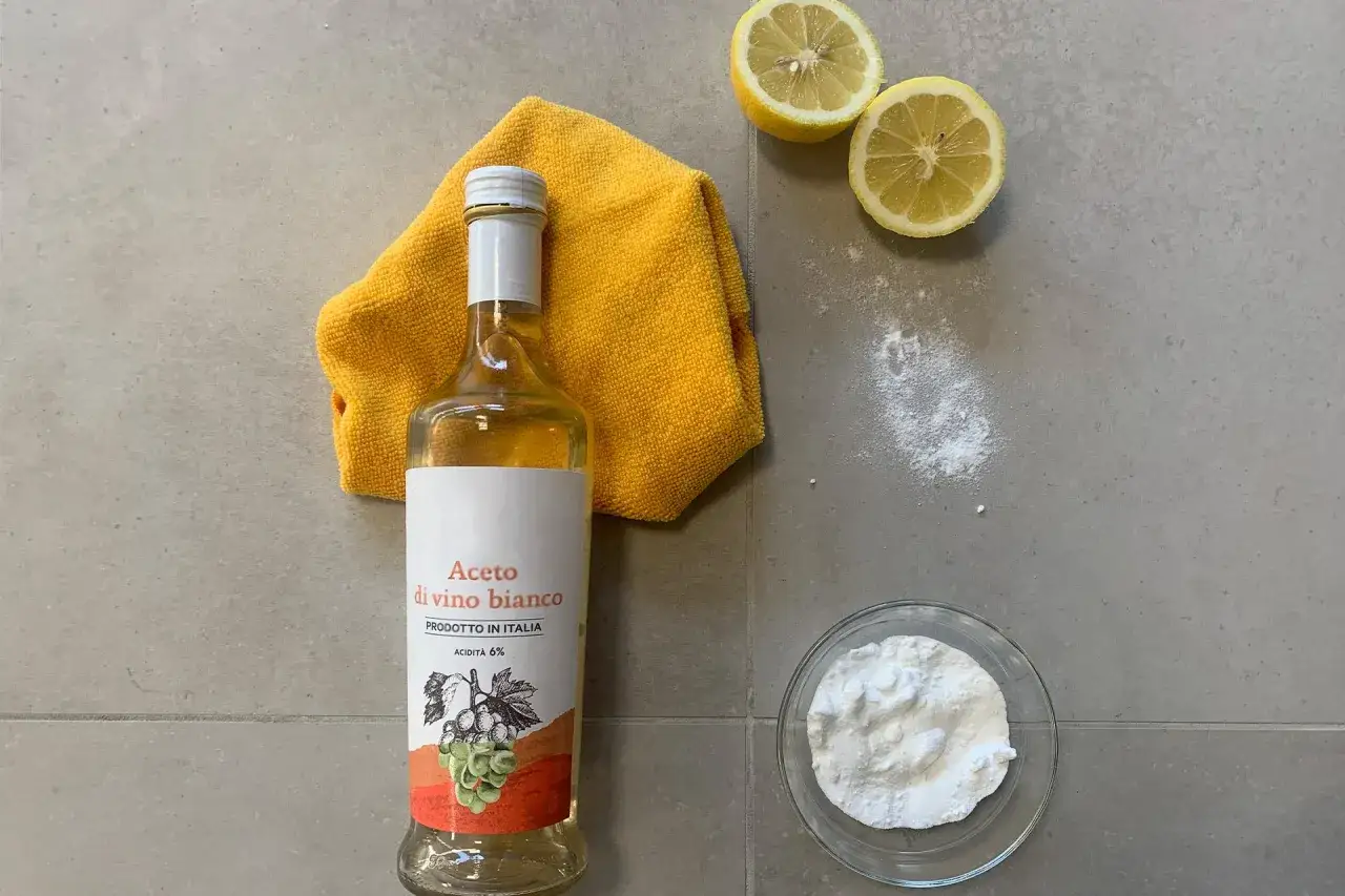Aceto di vino bianco, bicarbonato e limone: ingredienti naturali per pulire il gres porcellanato.