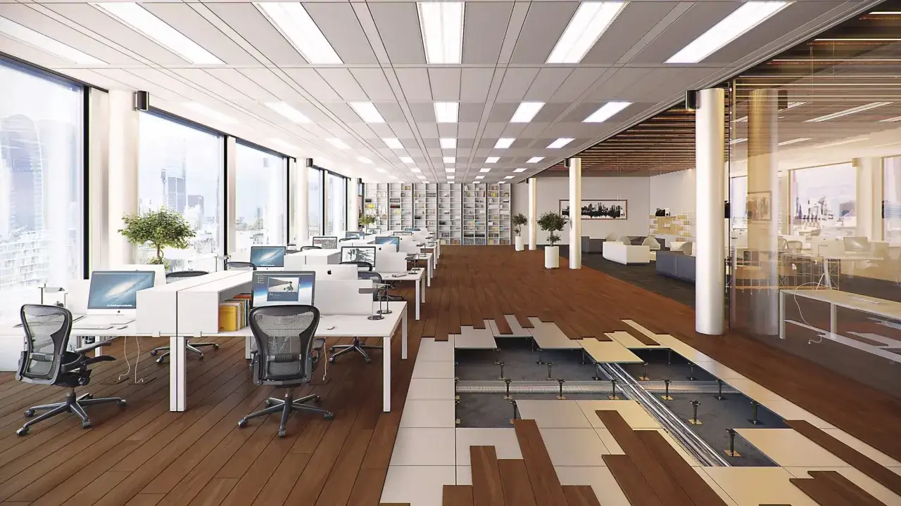 Ufficio moderno con scrivanie, sedie e un pavimento galleggiante in legno che mostra la struttura sottostante.