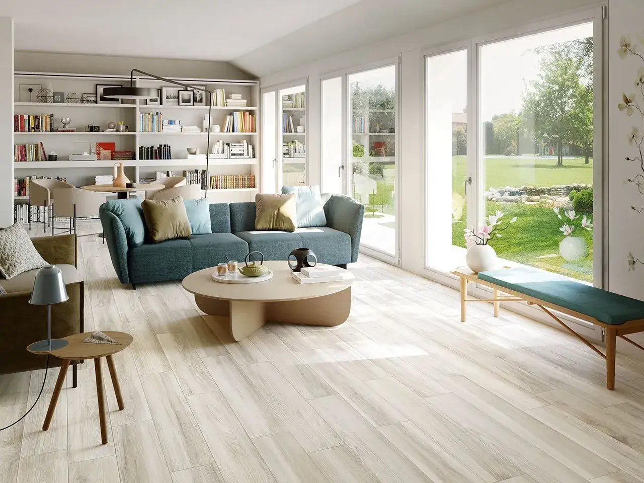 Soggiorno luminoso con pavimento in gres porcellanato effetto legno chiaro. Valutare i pro e contro di questa scelta per un ambiente moderno e accogliente.