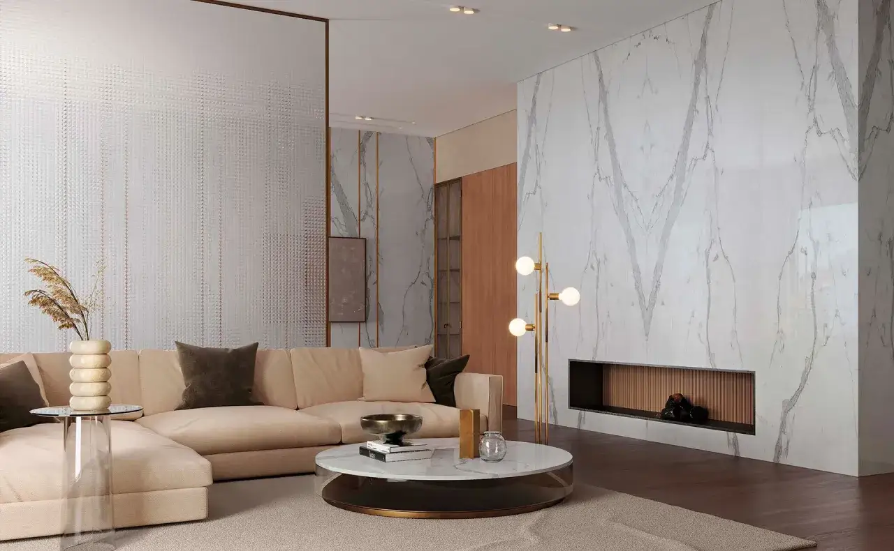Soggiorno moderno con divano beige, tavolino rotondo e camino a parete. Pareti in marmo e texture a griglia offrono idee originali per decorare una parete.
