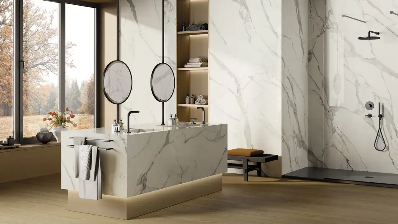 Bagno moderno con lavabo doppio in marmo, pareti e doccia con diversi tipi di gres porcellanato effetto marmo.