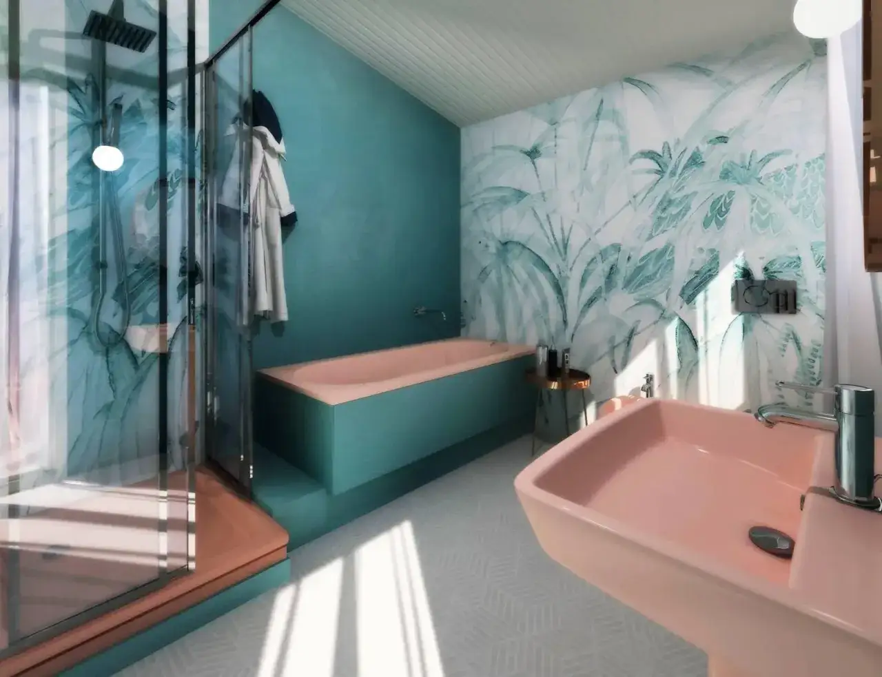 Bagno con vasca rosa e doccia, carta da parati tropicale e lavabo coordinato. Un'idea di rivestimento bagno fai da te che crea un'oasi di relax.