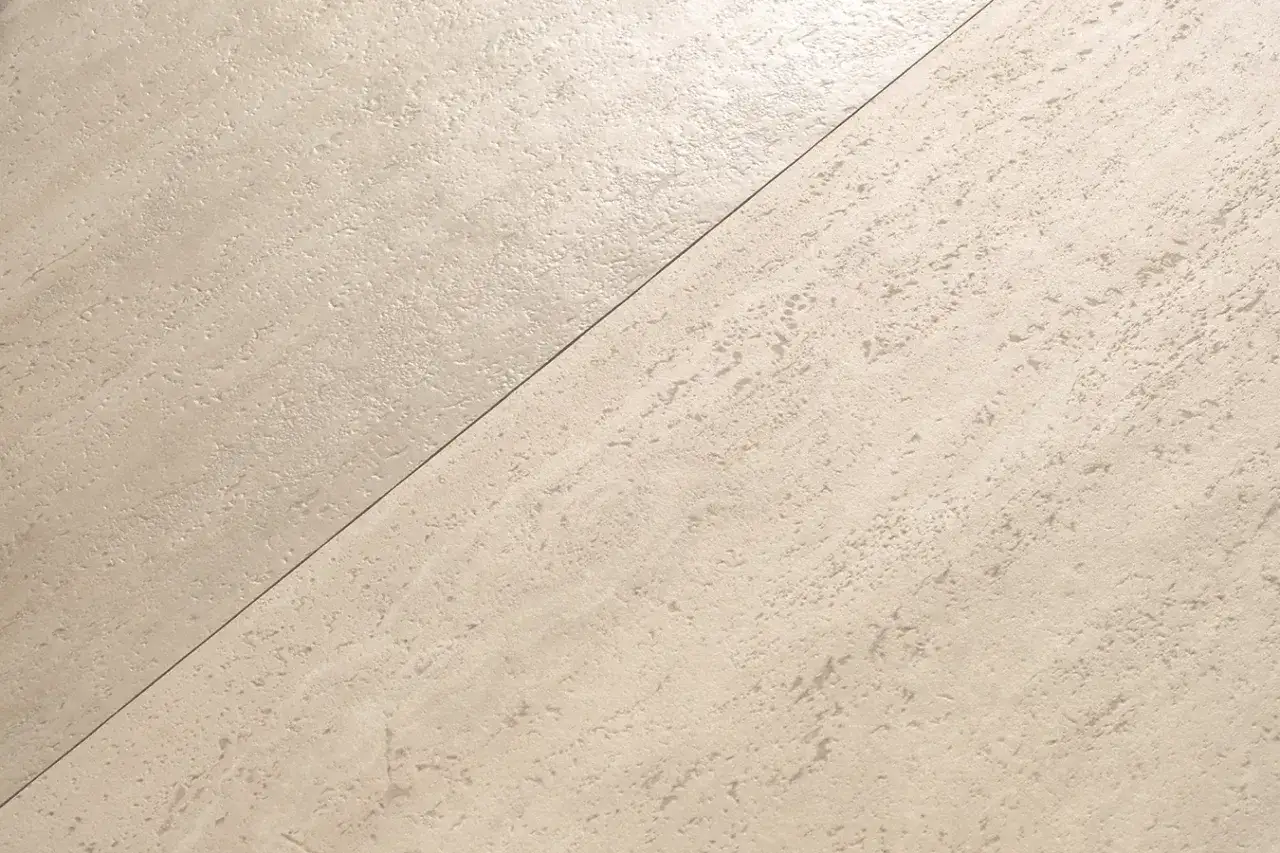 Superficie in gres porcellanato beige con texture irregolare, che ne esalta la resistenza e la bellezza naturale.