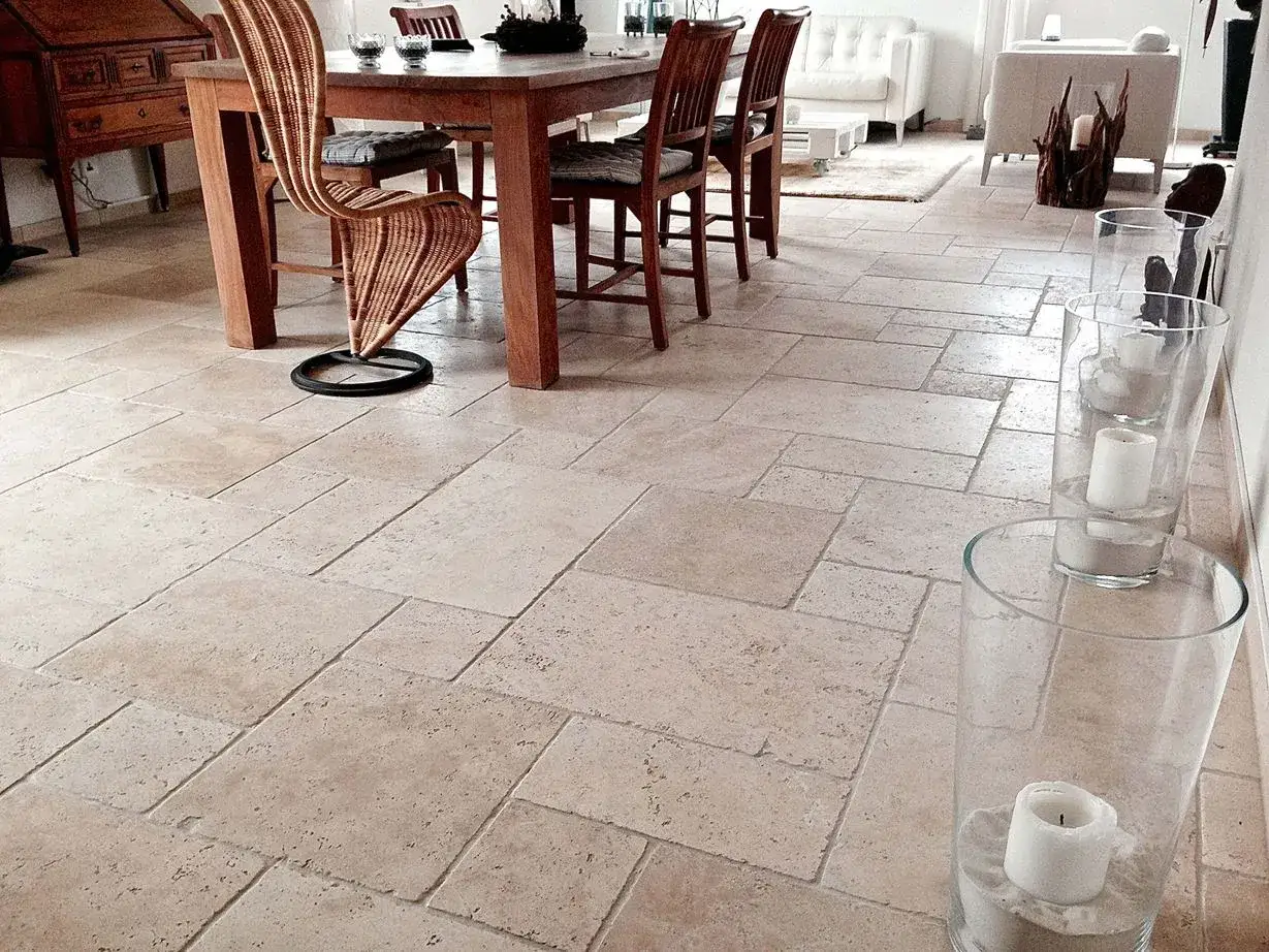 Pavimento in travertino con schemi posa piastrelle irregolari, che creano un effetto naturale e caldo. Ideale per un ambiente accogliente.