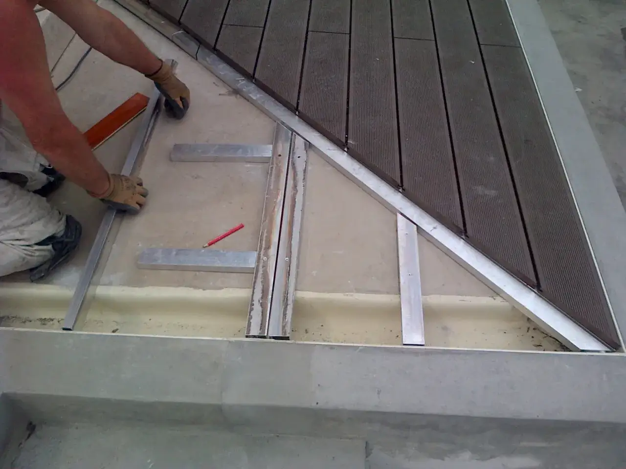 Installazione di un decking in WPC, si notano alcuni difetti nella posa dei profili metallici di supporto.