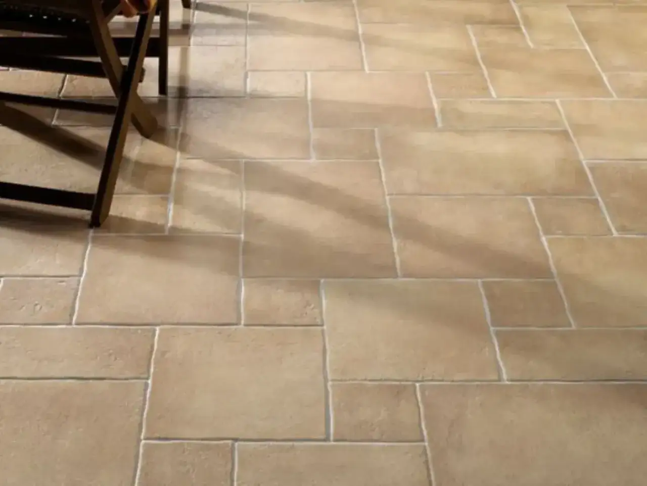 Pavimento in cotto con diverse dimensioni di mattonelle, che illustra la differenza tra mattonella e piastrella.