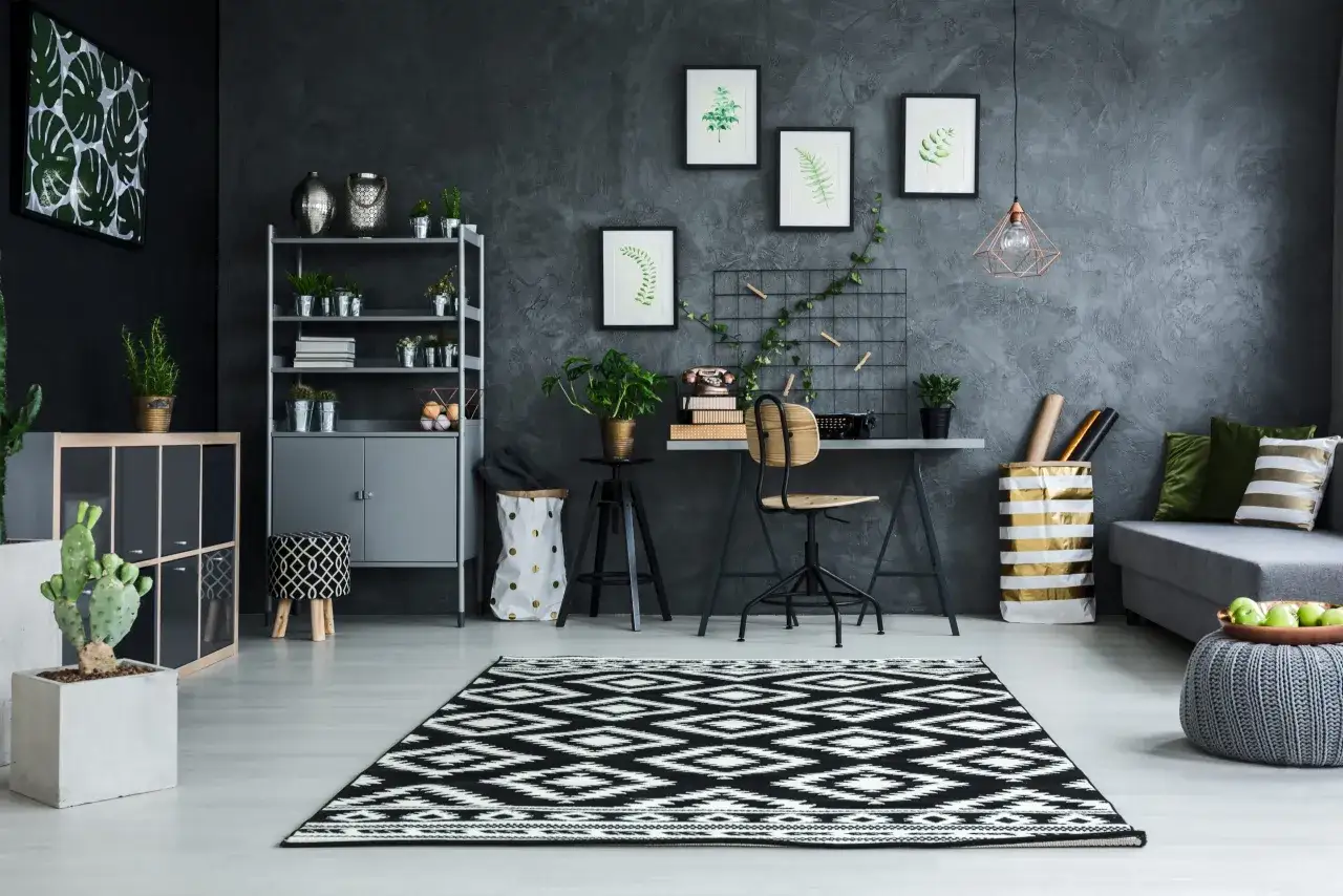 Un ufficio moderno con piante, quadri di vernici naturali e un tappeto geometrico.