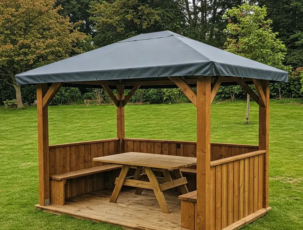 Gazebo in legno con tavolo e panche, ideale per un progetto di pergola fai da te in giardino.