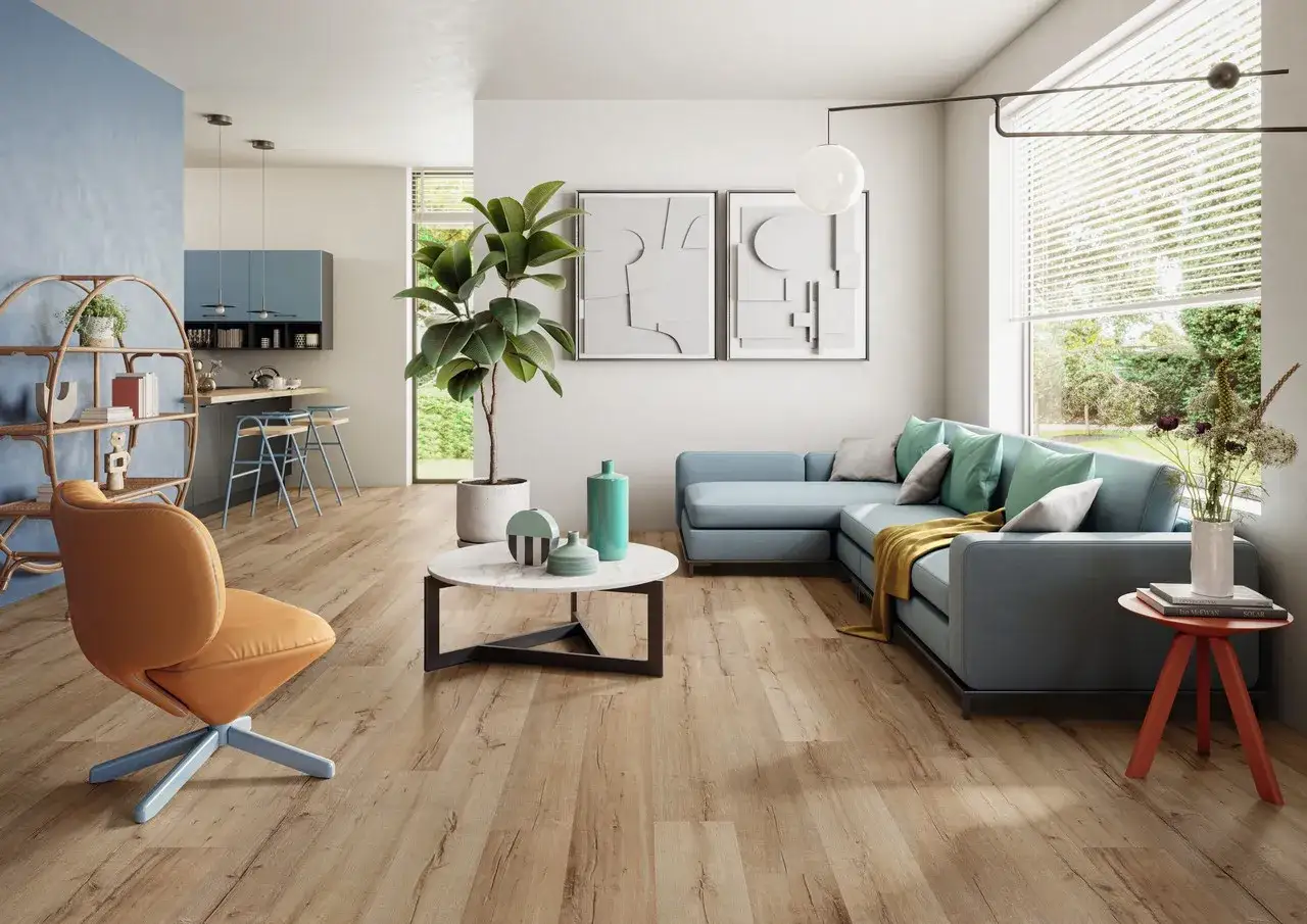 Soggiorno moderno con divano blu, poltrona arancione e pavimenti in laminato effetto legno. Valutare i pavimenti in laminato pro e contro per un look caldo e pratico.