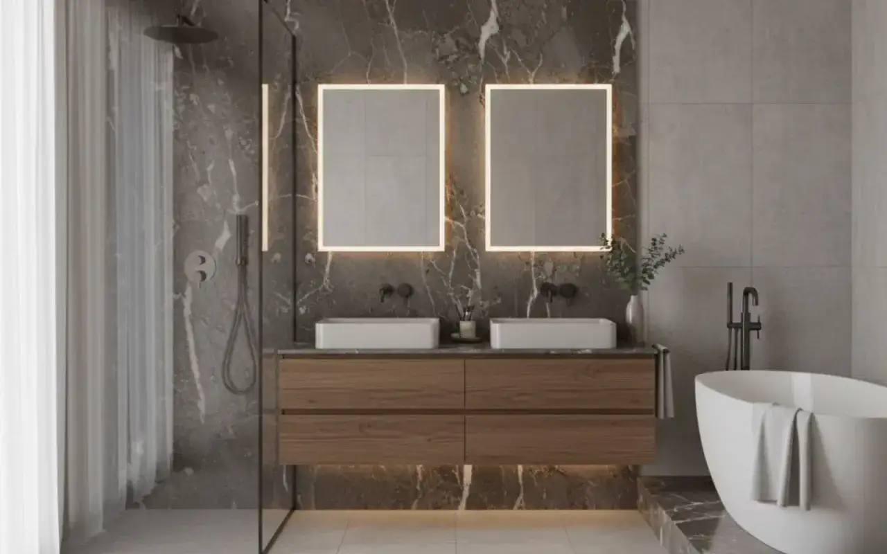 Un bagno elegante e raffinato con doppio lavabo, specchi illuminati, vasca freestanding e doccia a vista.