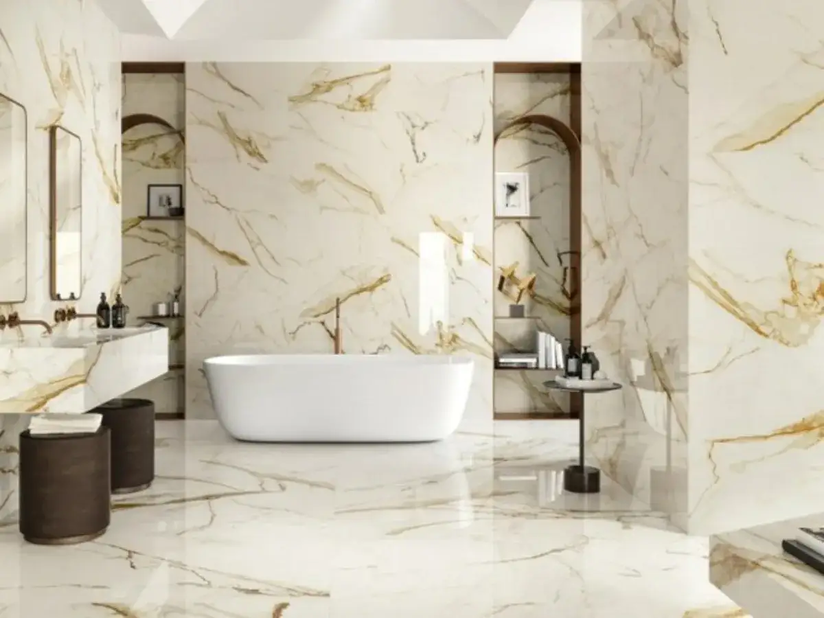 Bagno lussuoso con gres porcellanato effetto marmo lucido. Un'eleganza che stupisce, ma attenzione ai pro e contro di questo materiale.