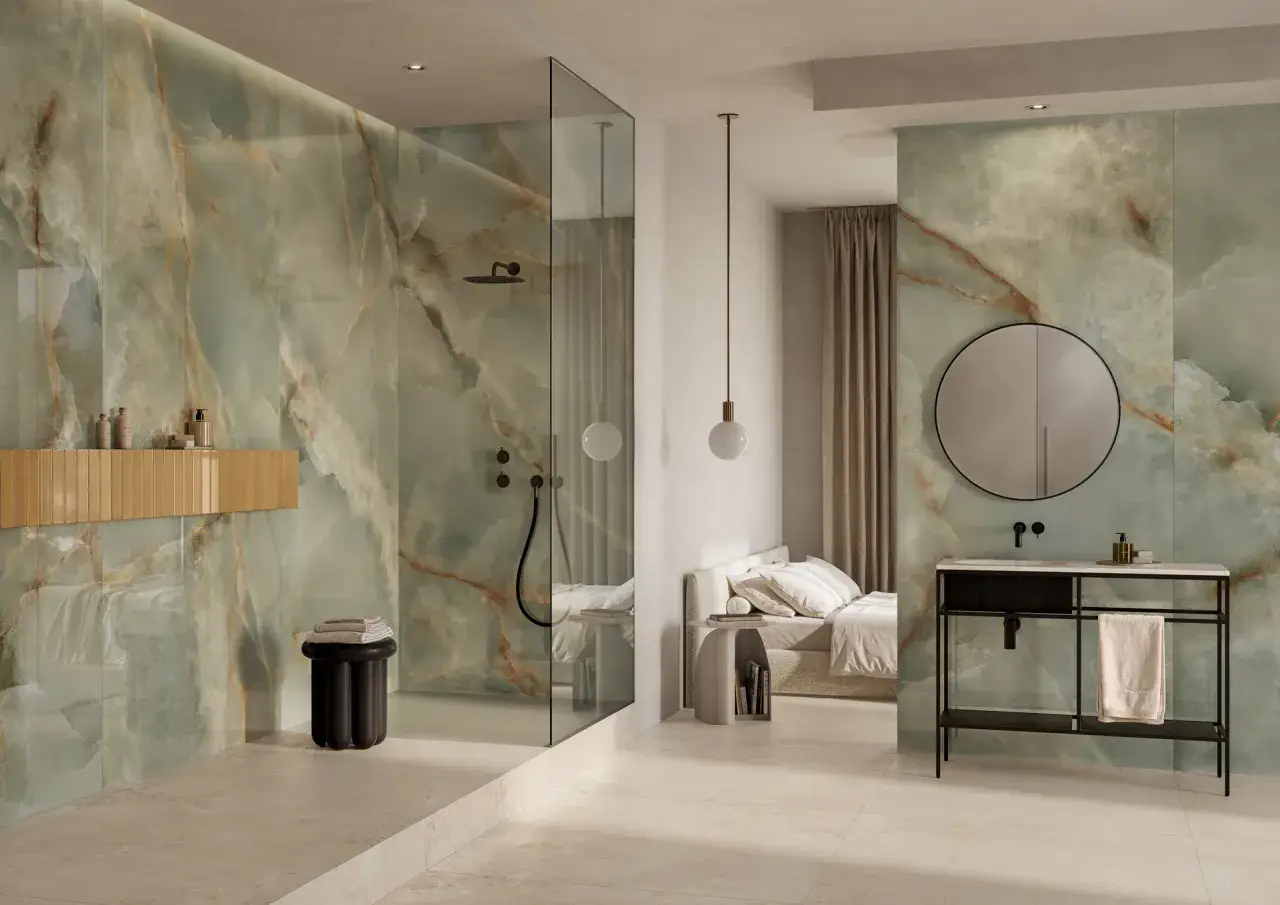 Bagno moderno con pareti in onice verde e pavimenti chiari. La doccia a vista e il letto creano un ambiente unico, dove meglio piastrelle quadrate o rettangolari definiscono lo spazio.