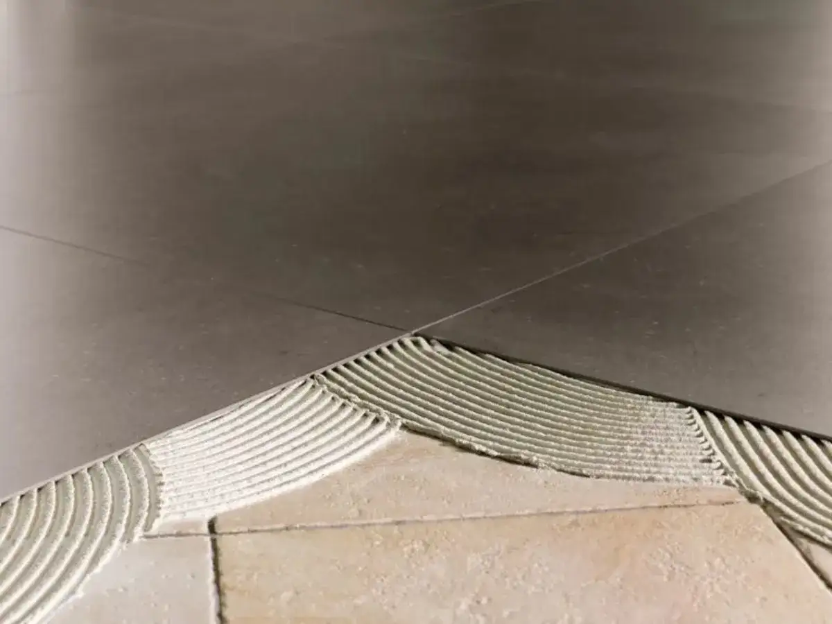 Installazione di pavimenti sottili da sovrapporre, con adesivo pronto per il nuovo strato.