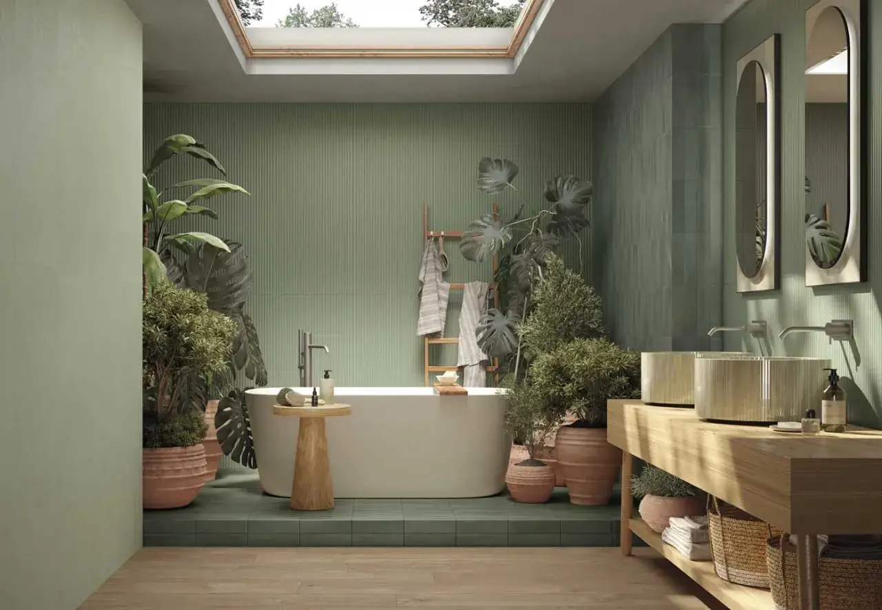 Bagno lussureggiante con vasca freestanding, piante tropicali e lavabi in legno. Fap rivestimenti creano un'atmosfera zen e rilassante.