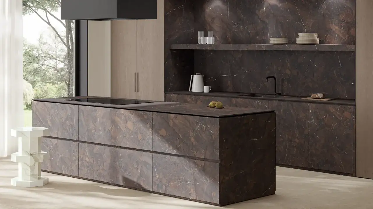 Cucina moderna con isola centrale e pensili in finto marmo scuro. Ottime idee piastrelle cucina per un look sofisticato.