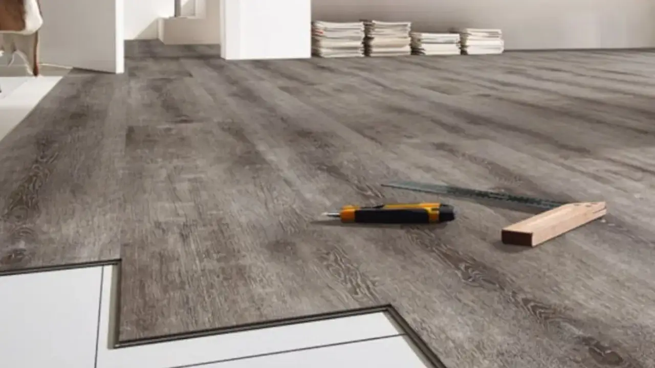 Installazione pavimenti LVT: un taglierino e una squadra pronti per correggere eventuali difetti.
