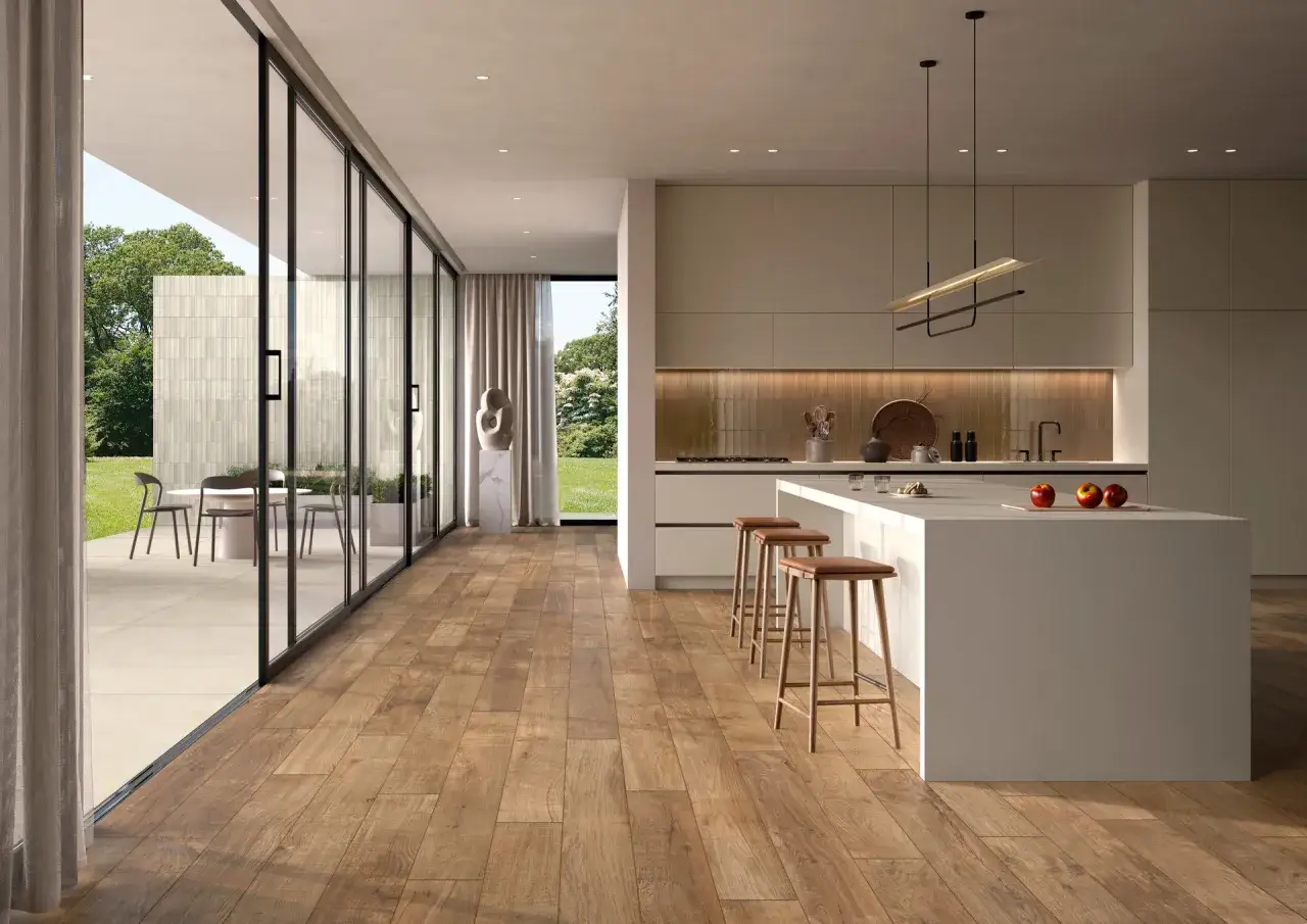 Pavimento cucina idee: parquet effetto legno caldo e accogliente, con isola moderna e vista sul giardino.