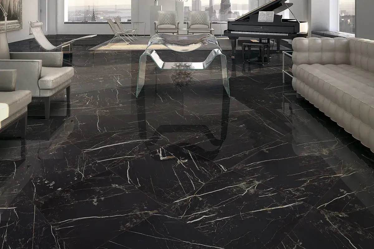 Elegante soggiorno con pavimento in marmo nero e arredamento moderno: divano, pianoforte, tavolino in vetro.