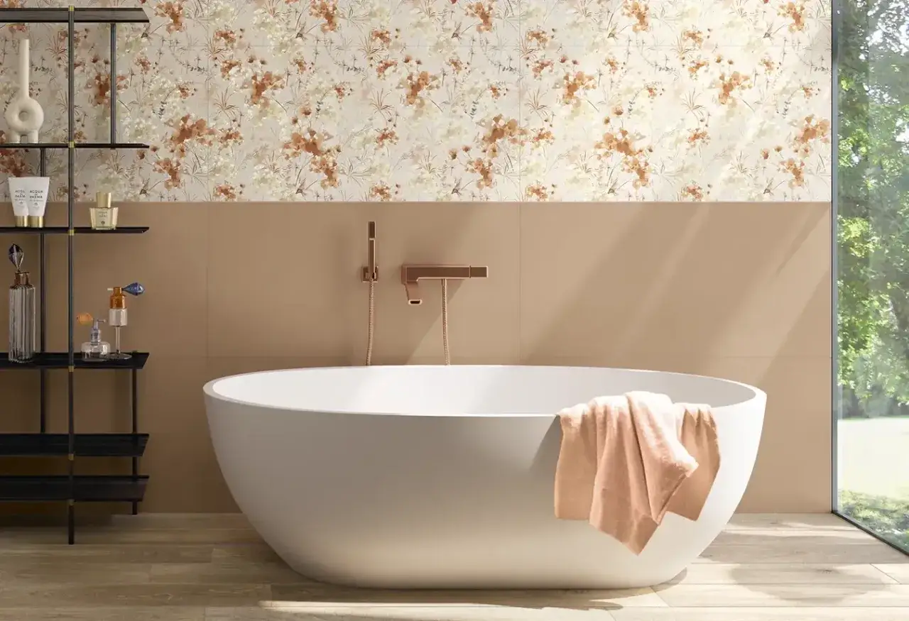 Bagno moderno con vasca freestanding e piastrelle bagno ultime tendenze floreali. Un tocco di natura per un ambiente rilassante.
