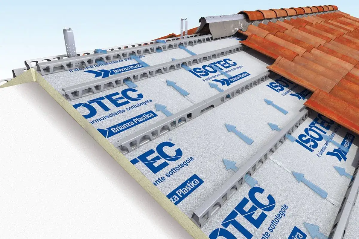 Dettaglio del sistema di isolamento termico tetto con pannelli Isotec e listelli metallici per la ventilazione sottotegola.