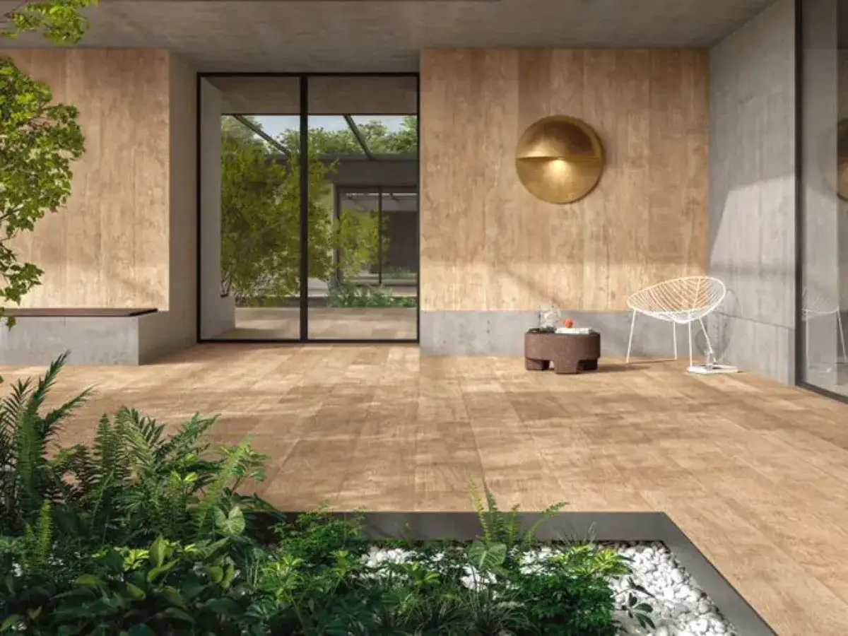 Un elegante pavimento per balcone in legno chiaro, circondato da vegetazione lussureggiante e arredi moderni, crea un'oasi di relax.