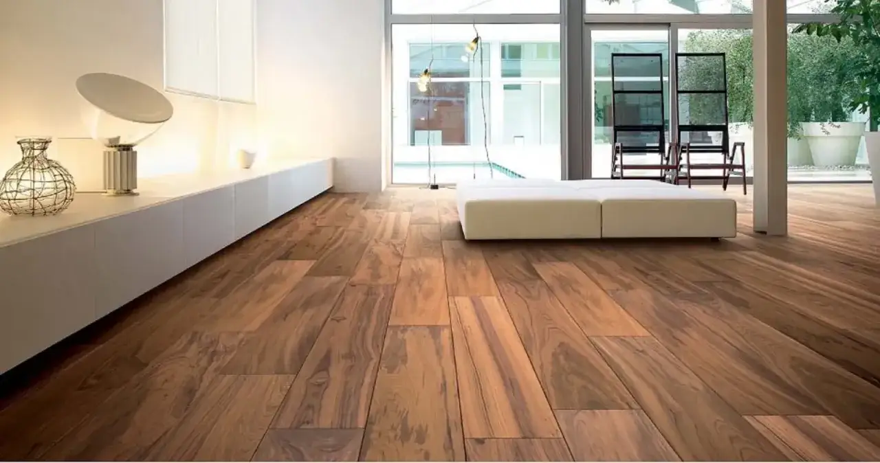Pavimento in legno scuro, elegante e moderno. Scopri quanto costa mettere parquet 100 mq per un ambiente così raffinato.
