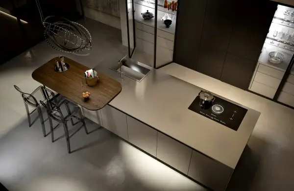 Un'elegante cucina moderna con isola centrale in acciaio spazzolato, piano a induzione e un'area snack in legno. Perfetta per chi ama lappare in cucina con stile.