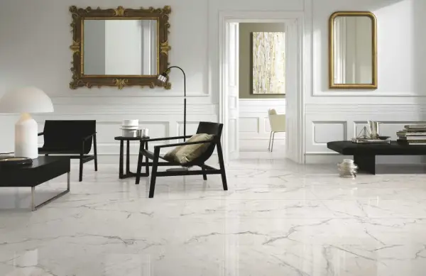 Un elegante soggiorno con pavimenti in gres porcellanato levigato che riflettono la luce, mobili moderni e specchi dorati.