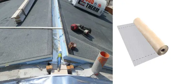 Installazione di una barriera al vapore su un tetto, con rotolo di materiale isolante pronto all'uso.